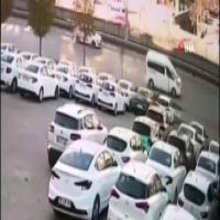 Bursa'da yola atlayan kedi zincirleme kazaya neden oldu... O anlar kamerada