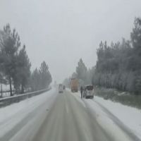 Çeşme Otoyolu’nda kar yağışı nedeniyle ulaşım durdu