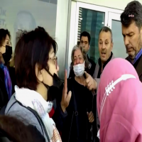 Depremzedelerden AK Parti İl Binası önünde protesto