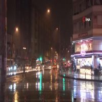 İzmir'de sağanak yağış etkili oldu