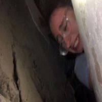 İzmir depreminde 17 saat sonra enkazdan çıkarılan İnci Okan ilk adımlarını attı