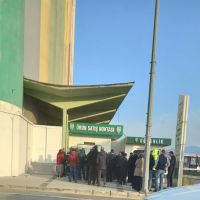 İzmir'de TMO önünde ucuz gıda kuyruğu