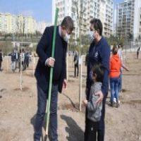 Karşıyaka’da fidanlar toprakla buluştu