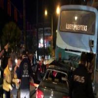 Servis otobüsüne çarpan otomobilin sürücüsü ağır yaralandı
