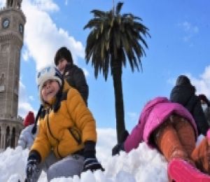 Başkan Karakayalı'dan çocuklara kar sürprizi