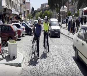 Bisikletle denetime çıkan emniyet müdürü görenleri şaşırttı