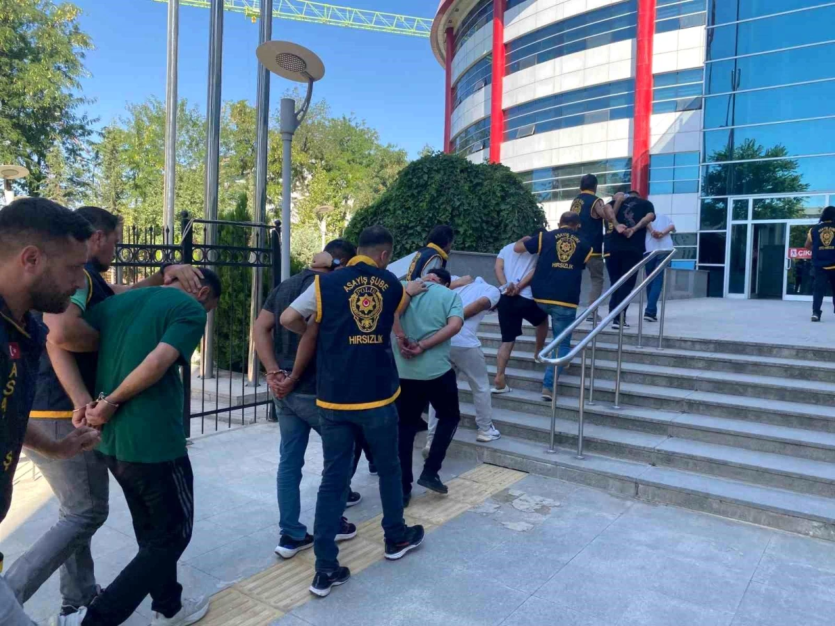 Adıyaman'da Evlere Girerek Hırsızlık Yapan Çete Üyesi 7 Kişi Tutuklandı