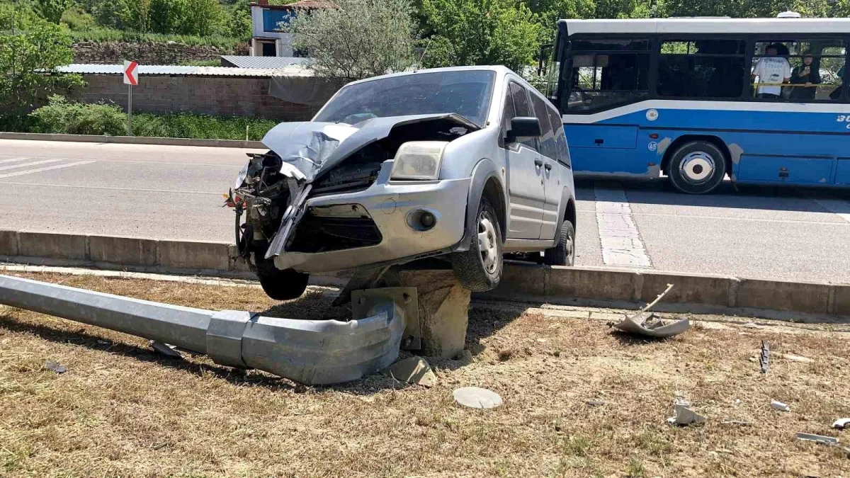 Burdur-Antalya Karayolunda Kaza: Ticari Araç Refüje Çıkarak Elektrik Direğini Devirdi
