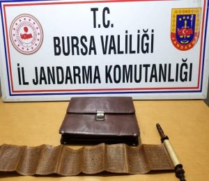 - Bursa'da tarihi eser kitabı jandarmaya satarken suç üstü yakalandılar