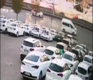 Bursa'da yola atlayan kedi zincirleme kazaya neden oldu... O anlar kamerada