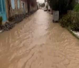 Çeşme'de yağmur ve dolu hayatı felç etti