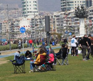 Güneş yüzünü gösterdi: İzmirliler Kordon'a akın etti