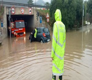 İzmir'de selde araçlar mahsur kaldı