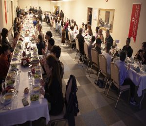 İzmir protokolü Sevgi Evleri’ndeki çocuklarla iftarda buluştu