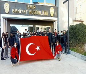 İzmir TEM Şube, 30 öğrenciyi geziye götürdü