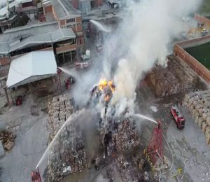 İzmir’de kağıt depolama alanında yangın