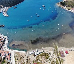 İzmir’de korkutan görüntü: Çekilen deniz havadan görüntülendi