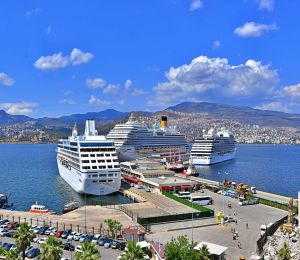 İzmir’e bir günde üç kruvaziyer geldi