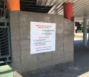 Kentte merak uyandıran afiş: “İzmir’in planlarını kimler yapıyor?”