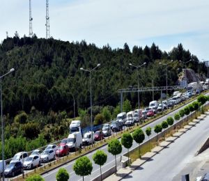 Muğla'da 4 kilometrelik araç kuyruğu