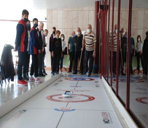 Yaşlılar ve gençlerin renkli curling müsabakası