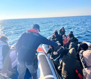 Yunanistan’ın Türk kara sularına ittiği 113 göçmen kurtarıldı