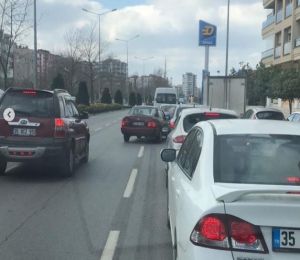 Zam öncesi İzmir'deki benzin istasyonlarında metrelerce kuyruk