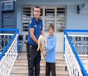 12 yaşındaki Aykut ile yavru keçi 'Saniye'yi, polis kavuşturdu