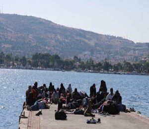 İZMİR Foça açıklarında 84 kaçak göçmen yakalandı