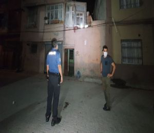 Adana'da ağabeyini bıçaklayan şüpheli, polisten kaçarken çatıdan düştü