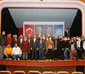 AK Parti danışma meclisleri Bayındır’dan başladı: Başkan Sürekli yeni üyelere rozetlerini taktı