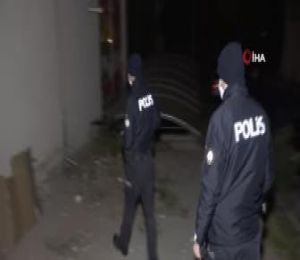 Aksaray'da kaçak göçmen karton koli içerisinde yatarken yakalandı