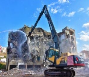 Aliağa’da riskli yapı olarak belirlenen eski iş merkezi yıkılıyor