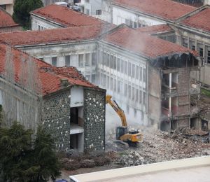 Buca Cezaevi'nin yıkımında 'asbest' tartışması: İzmir Barosu harekete geçti