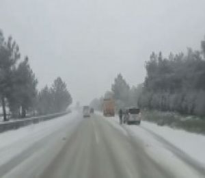 Çeşme Otoyolu’nda kar yağışı nedeniyle ulaşım durdu