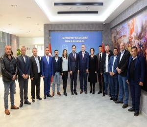 CHP Kınık'ın yeni yönetiminden ilk ziyaret İl Başkanlığı'na