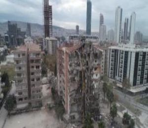 Yıkıcı depremin ardından İzmir'deki ağır hasarlı binaların yıkımı sürüyor