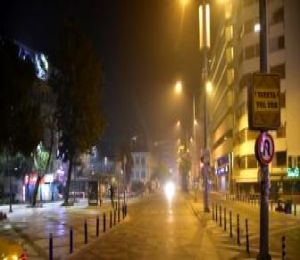 İzmir'de sokaklar boş kaldı