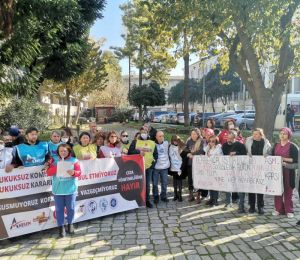 İzmir'de 2 aile hekiminin işten çıkarılması protesto edildi