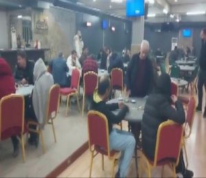 İzmir'de mühürlenmiş kumarhaneye suç üstü: 130 kişi yakalandı