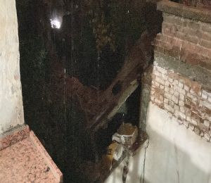İzmir'de sağanak yağmur nedeniyle evin çatısı çöktü