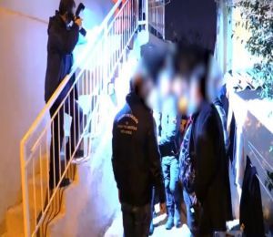 İzmir'de şok evlerine polis baskını: 91 kaçak göçmen ve 5 organizatör yakalandı