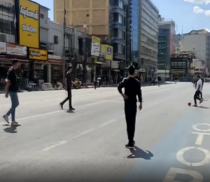 İzmir'de trafik felç olurken, Gazi Bulvarı'nda esnaf top oynadı