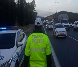 İzmir'de trafik kurallarına uymayan 16 bin 577 sürücüye ceza