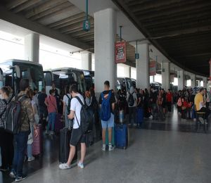 İzmir Otogarı’nda bayram hareketliliği: Yolcular fiyatlardan memnun değil
