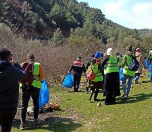 İzmir’de jandarma ve vatandaşlardan doğa temizliği