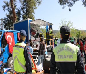 İzmir’de jandarma ekiplerinden öğrencilere trafik eğitimi