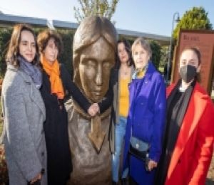 İzmir’de Turuncu Bahçe ve Kadın Anıtı açıldı