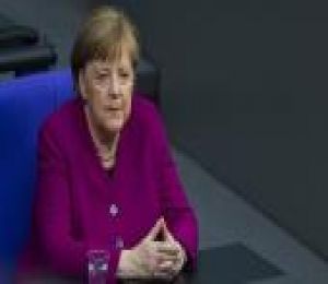 Şansölye Merkel'den aşıyı bulan Türk doktorlara övgü