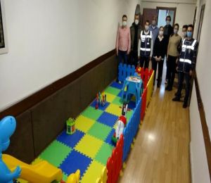 Polisler, Aile İçi ve Kadına Karşı Şiddetle Mücadele Bürosu'na çocuk oyun alanı kurdu